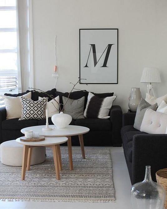 Стильна вітальня з темним диваном, каміном та ефективним освітленням у 2026