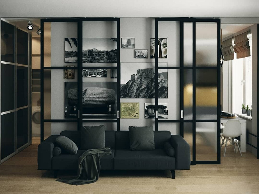 Інтер'єр з темними меблями, світлі стіни та яскравий килим у 2026.