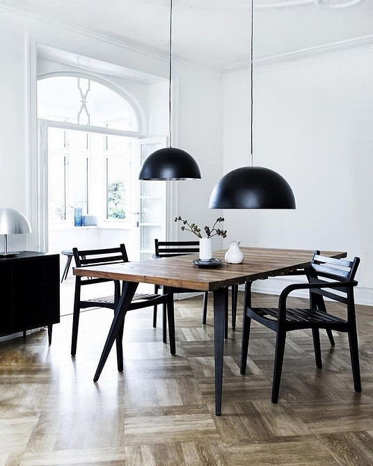 Сучасна спальня з темним ліжком, світлою постільною білизною та мінімалістичним декором 2026