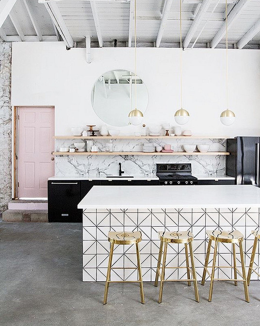 Дизайн інтер'єру з темними меблями та світлими акцентами, що додають стилю у 2026.