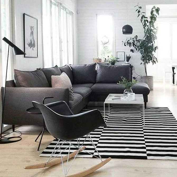 Дизайн вітальні з темною тумбою під телевізор, світлими стінами та мінімалістичним декором, 2026 рік