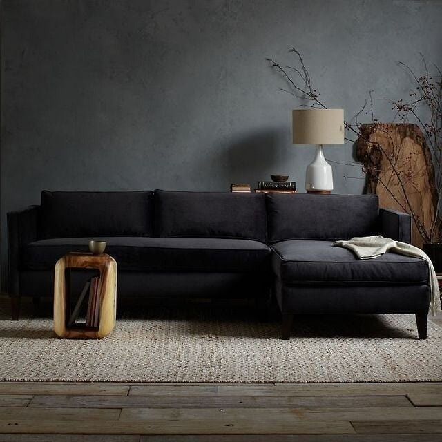 Сучасний інтер'єр з темними меблями, світлими стінами та мінімалізмом у 2026.