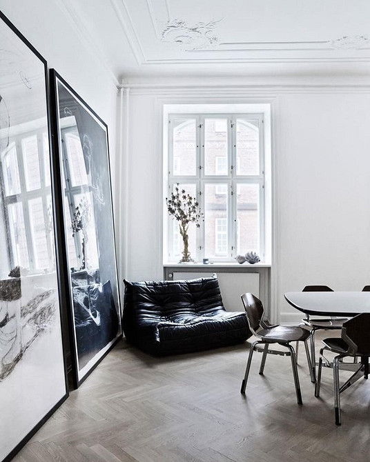 Інтер'єр з темним дерев'яним столом, світлим килимом та великим вікном: мінімалізм