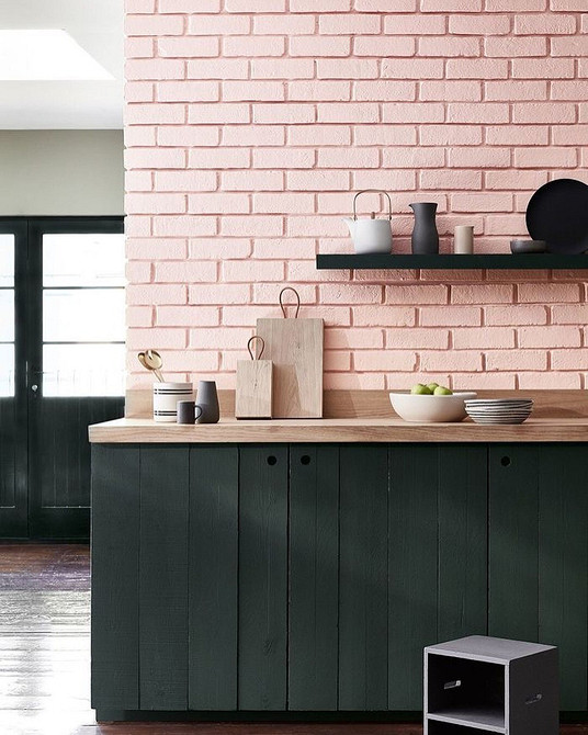 Інтер'єр спальні з темними меблями, світлі стіни та м'яке освітлення у 2026.