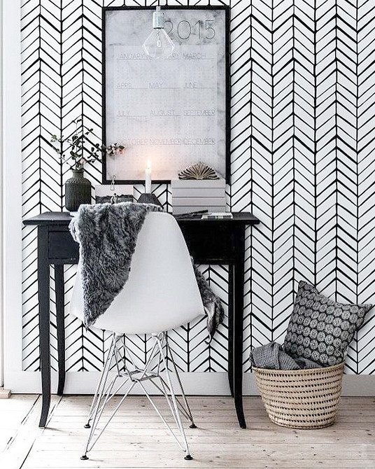 Сучасна кухня 2026: темний обідній стіл, світлі стільці – стильний мінімалізм