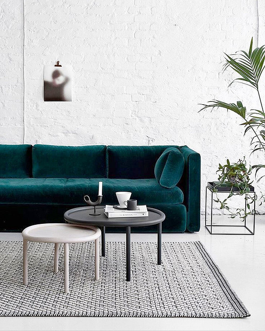 Елегантний інтер'єр з темними меблями, світлим декором та текстурованими стінами у 2026.