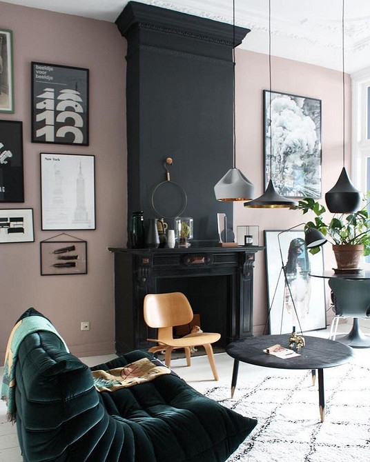 Дизайн інтер'єру: темні меблі, світлий декор та професійне освітлення кімнати.