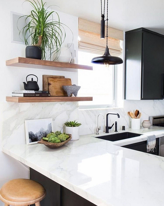 Елегантний інтер'єр 2026: темні меблі, світлі стіни для контрасту та стилю