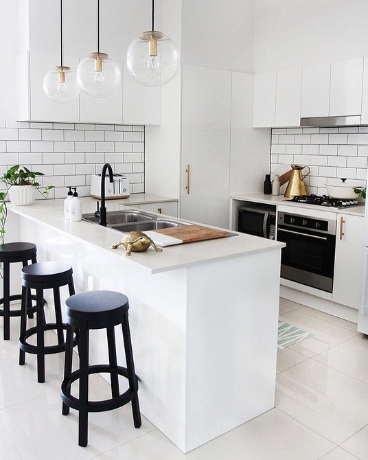 Інтер'єр кабінету з темними книжковими шафами, світлим килимом та робочим місцем 2026