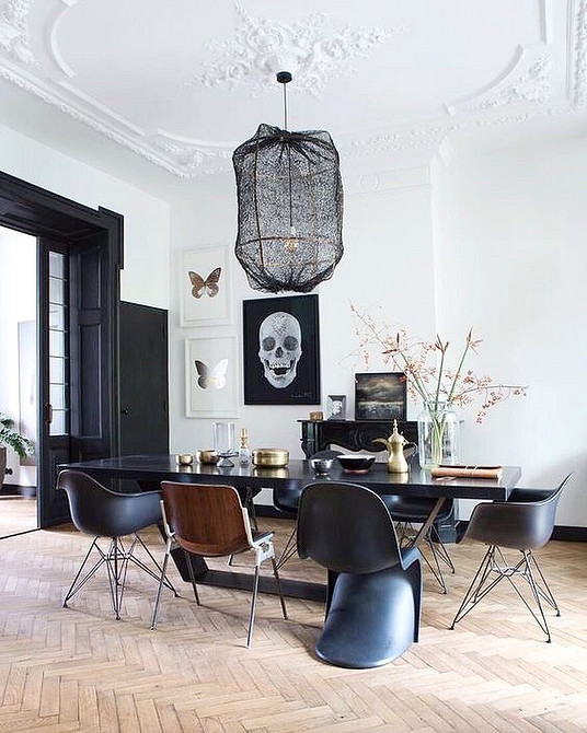 Темні меблі у вітальні, світлі стіни та велике вікно у 2026.