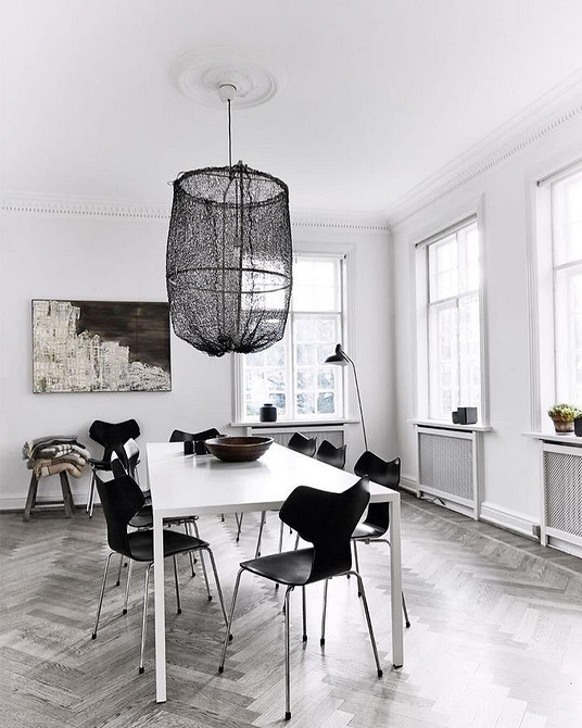 Дизайн інтер'єру з темними меблями, світлі стіни та живі рослини у 2026.