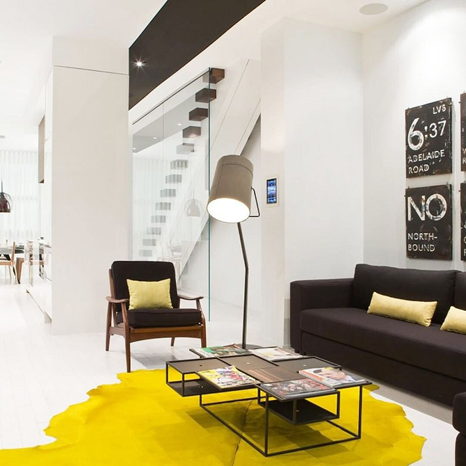 Інтер'єр 2026: темні меблі, дзеркала для візуального розширення простору