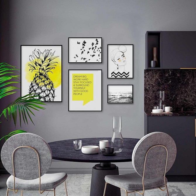 Сучасний інтер'єр 2026: темний диван з яскравими подушками – акцент мінімалізму