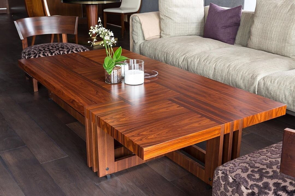 Практичний журнальний столик з полицею для зберігання речей у сучасній вітальні.