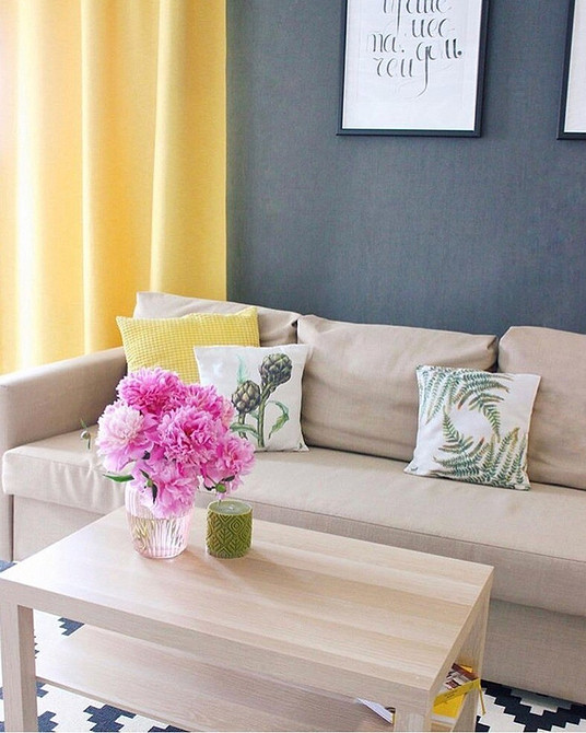 Стильний журнальний столик у вітальні, що додає затишку та елегантності інтер'єру.