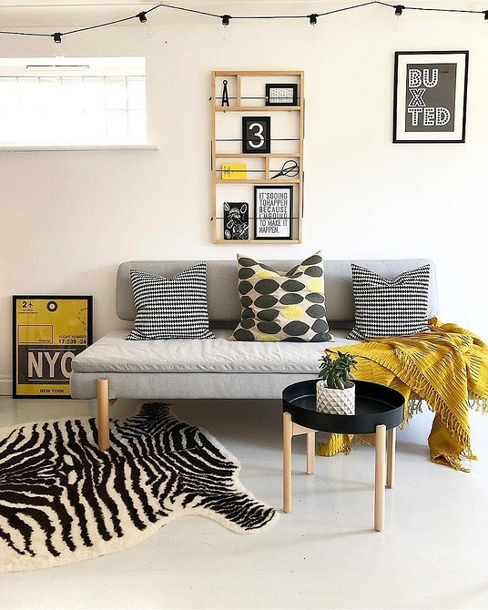 Сучасний дерев'яний журнальний столик з металевими елементами для вітальні у 2026.