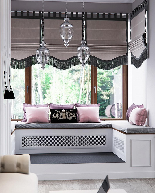 Облаштоване підвіконня в диван з декоративними подушками для комфортного сидіння