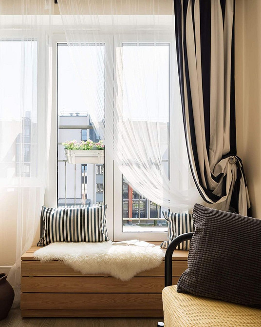 Диван на підвіконні з вбудованим освітленням, ідеальне місце для читання ввечері.