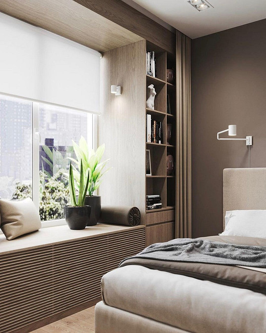 Елегантний диван на підвіконні з білими подушками, стильний та мінімалістичний дизайн інтер'єру.