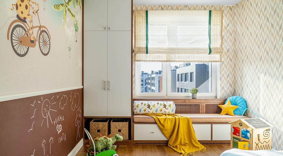 Затишний диван на підвіконні з подушками – ідеальне місце для відпочинку та читання.