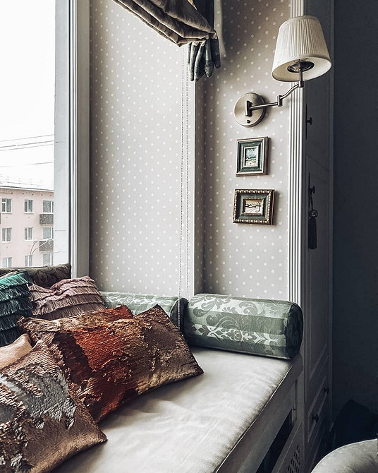 Функціональний диван на підвіконні з ящиками для зберігання речей, оптимізація простору.