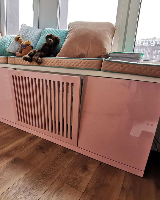 Затишний диван на підвіконні з подушками, ідеальне місце для читання біля вікна