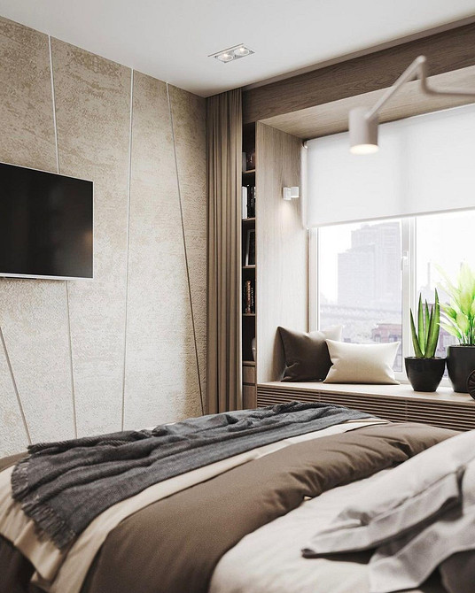 Яскравий диван на підвіконні в дитячій кімнаті, безпечний та комфортний простір для дитини.