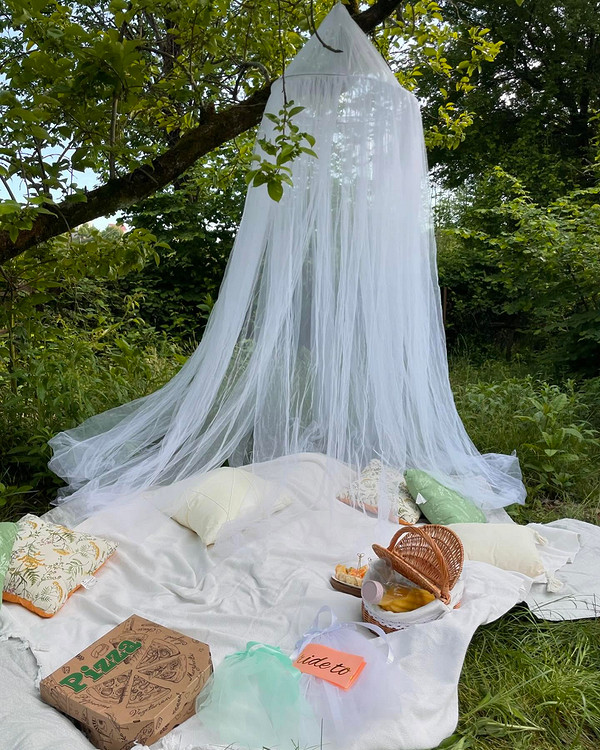 Садовий куточок із парасолею: комфортна тінь та приємний відпочинок на свіжому повітрі.