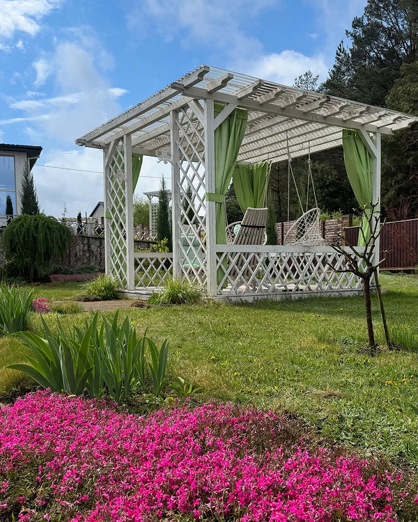 Перголи в саду: створення затишної тіні для комфортного відпочинку на природі.