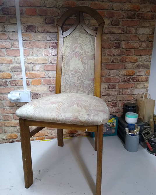 Білий стілець з золотом: елегантна реставрація меблів своїми руками у 2026 році.