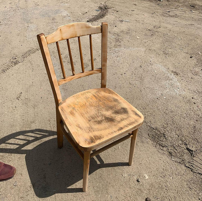 Стілець з градієнтом: унікальний ефект фарбування для реставрації меблів у 2026 році.