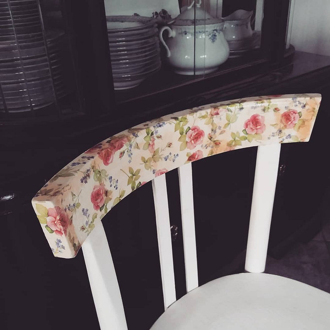 Яскравий перефарбований старий стілець: ідея DIY реставрації меблів для дому 2026.