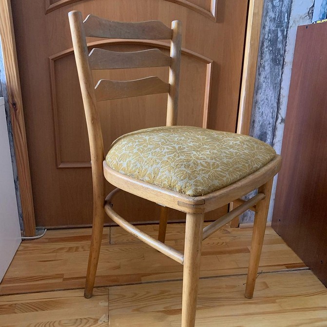 Яскраве перефарбування старого стільця в різні кольори для реставрації меблів у 2026