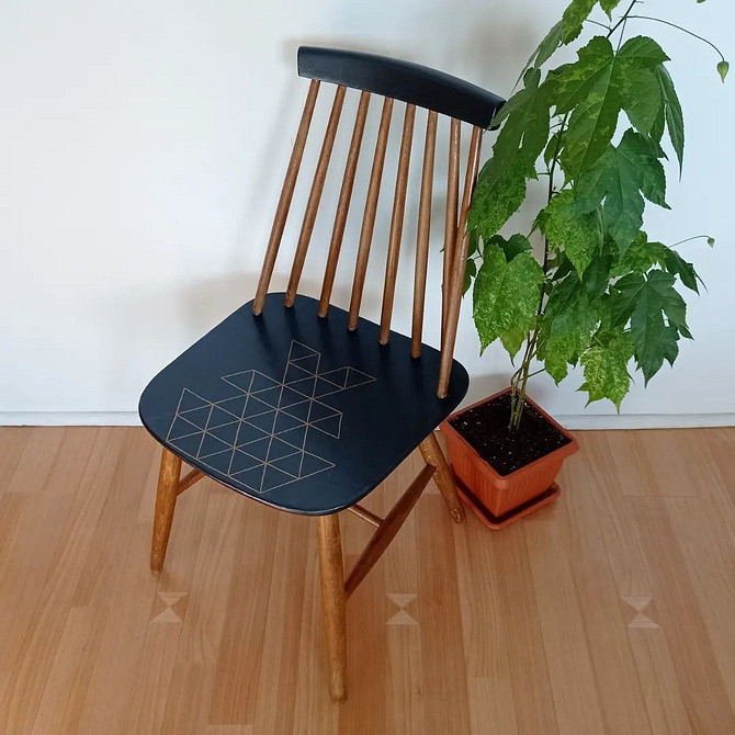 Оновлення стільця фарбою: старовинний різьблений стілець після реставрації у 2026