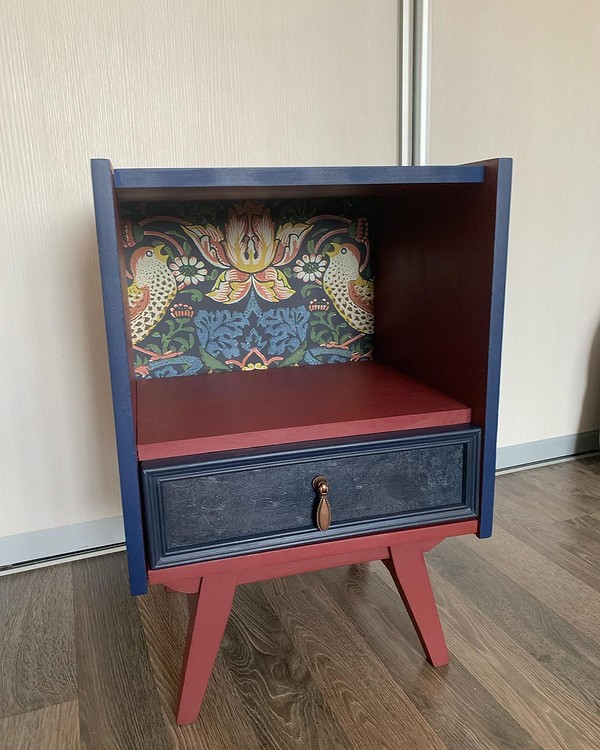 Стілець з золотою поталлю Поталь для меблів: оновлений стілець, що сяє золотистими акцентами з поталі