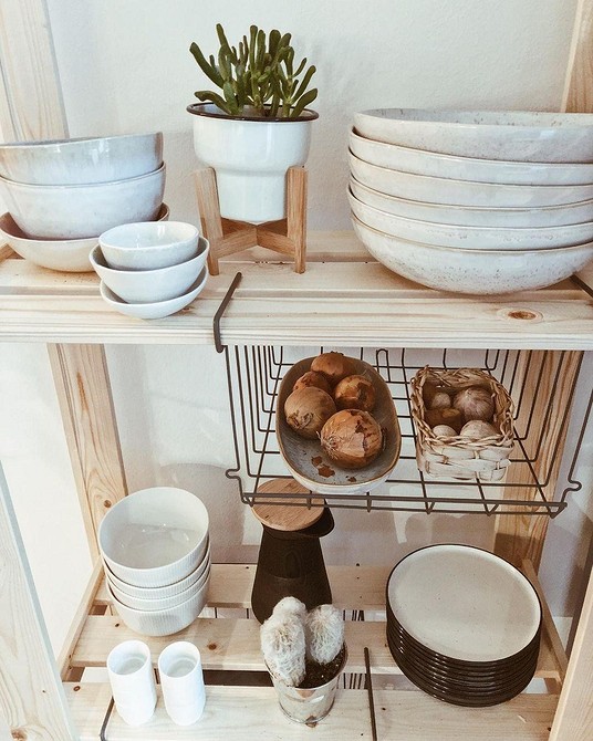 Бюджетне зберігання взуття у передпокої зі стелажем Альберт IKEA: порядок та зручність.