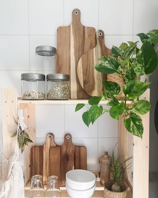 Приліжкова тумбочка зі стелажу Альберт IKEA: бюджетна і стильна ідея для спальні.