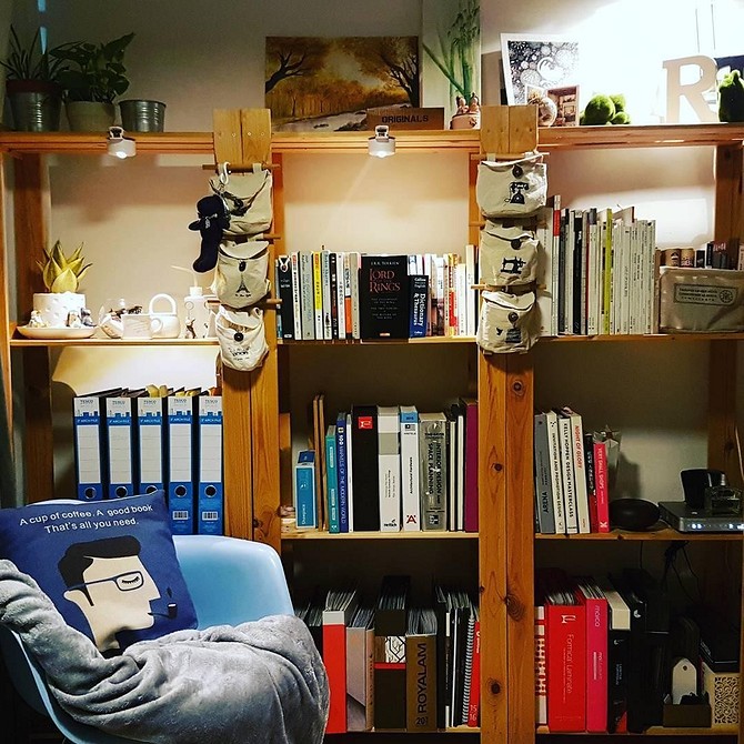 Креативне використання стелажа Альберт IKEA в передпокої для зберігання взуття та аксесуарів.