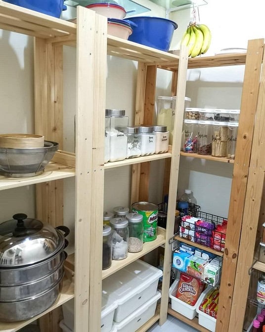 Стелаж Альберт IKEA у ванній кімнаті для зручного зберігання рушників, косметики та засобів гігієни.