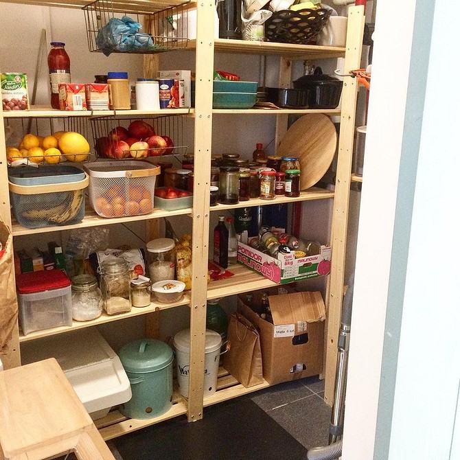 Стелаж Альберт IKEA, як стильна та практична приліжкова тумбочка у спальні.