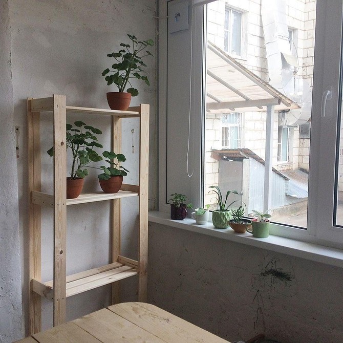 Стелаж Альберт IKEA на кухні з посудом, банками з крупами та іншими продуктами.