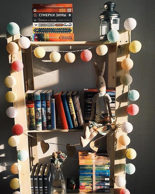 Стелаж Альберт IKEA як частина декору інтер'єру з вазонами та декоративними елементами.