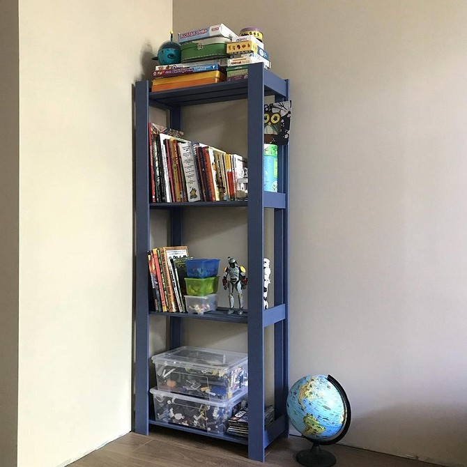 Стелаж Альберт IKEA, пофарбований у яскравий колір, що робить його акцентом в інтер'єрі.