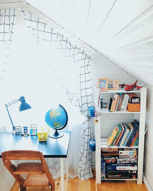 Створення вертикального саду на балконі з використанням стелажа Альберт IKEA для рослин.