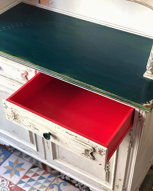 Декорування тумбочки трафаретним розписом у 2026 році.