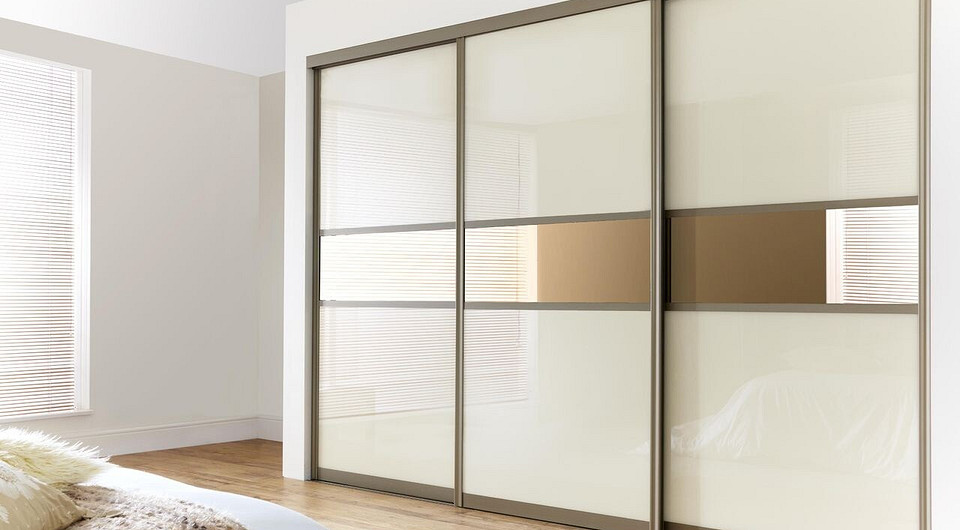 Внутрішнє освітлення шафи-купе: світлодіодні лампи для зручного використання.