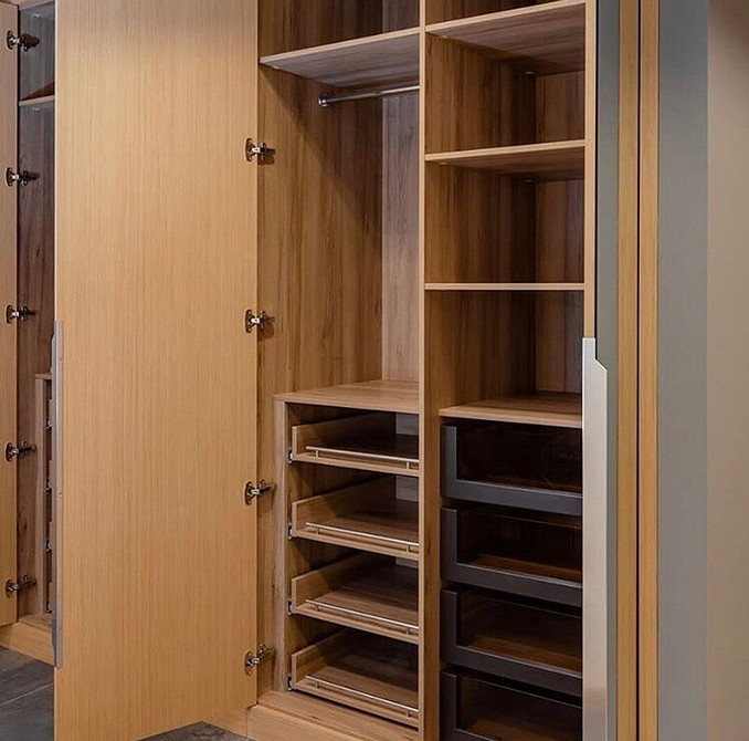 Сучасна вбудована шафа купе з розсувними дверцятами ідеально вписується в інтер'єр 2026.