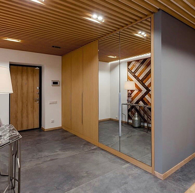 Організація простору в шафі: полиці, штанги та ящики для зручного зберігання.