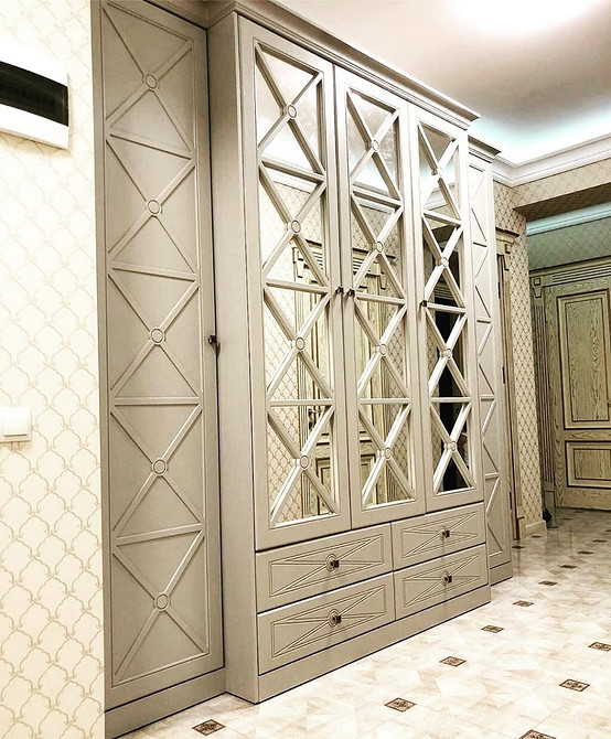 Проектування вбудованої шафи купе: вибір матеріалів, фурнітури та внутрішнього наповнення.