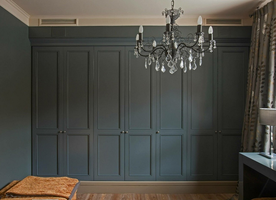 Монтаж вбудованої шафи: професійне встановлення для довговічності конструкції.